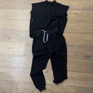 Figs Scrubs Black Sleeveless Top and Jogger Set